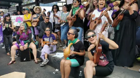Música, canto, poesía y protesta acompañaron la marcha.