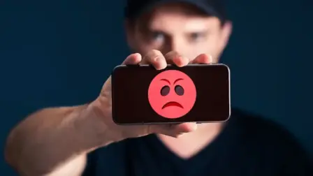 Apps de préstamos ilegales en México pueden extorsionar y cometer fraude utilizando tus datos personales. Autoridades explican riesgos, modos de operación y recomendaciones para denunciar y proteger tu información financiera.

Para más información del tema, visita:https://www.eleconomista.com.mx/finanzaspersonales/apps-prestamos-ilegales-asi-operan-montadeudas-victima-20260309-803328.html 

Twitter: https://twitter.com/eleconomista 
Sitio web: https://www.eleconomista.com.mx/ 
Facebook: https://www.facebook.com/ElEconomista.mx 

#ElEconomista #EETV #FinanzasPersonales