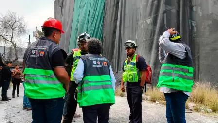 Secretaría de Gestión Integral de Riesgos y Protección Civil realiza los trabajos de rescate de las personas que quedaron atrapadas tras el colapso del inmueble.