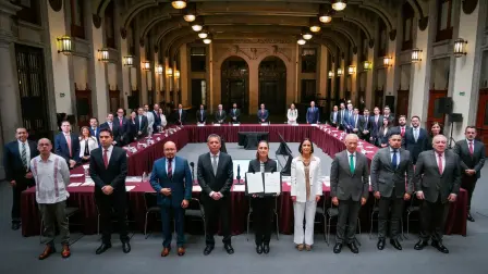 El gobierno de México y el sector gasolinero renovó la estrategia para mantener el precio de la gasolina regular por debajo de los 24 pesos por litro.