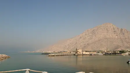 Imagen del puerto pesquero de Al Aqir en el estrecho de Ormuz, en el emirato norteño de Ras Al Khaimah.