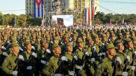 Desfile militar en Cuba.