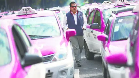 El titular de Marina afirma que se busca equilibrar la operación entre taxis concesionados y plataformas digitales; propone zonas de ascenso fuera de la terminal.

Para más información del tema, visita: https://www.eleconomista.com.mx/politica/marina-planea-establecer-zona-cercana-aicm-taxistas-aplicacion-20260313-804127.html

¡Síguenos en nuestras redes sociales para mantenerte informado!

Twitter: https://twitter.com/eleconomista 
Facebook: https://www.facebook.com/ElEconomista.mx
Instagram: https://www.instagram.com/eleconomistamx
LinkedIn: https://www.linkedin.com/company/el-economista/

#ElEconomista #AICM