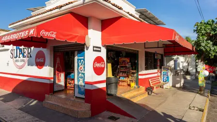 Las tiendas de abarrotes tienen que adecuarse a las altas temperaturas.