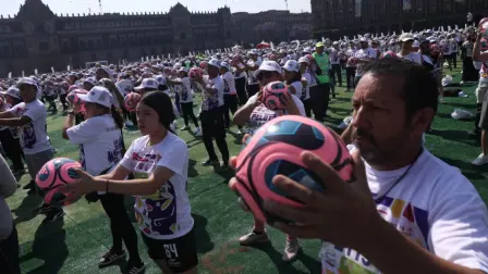 Con 9,500 participantes en la Plaza de la Constitución, la capital superó la marca mundial previa y envió un mensaje de unidad rumbo al Mundial de Futbol 2026.

Para más información del tema, visita: https://www.eleconomista.com.mx/politica/cdmx-rompe-record-guinness-clase-futbol-grande-mundo-zocalo-fotos-20260315-804309.html

¡Síguenos en nuestras redes sociales para mantenerte informado!

Twitter: https://twitter.com/eleconomista 
Facebook: https://www.facebook.com/ElEconomista.mx
Instagram: https://www.instagram.com/eleconomistamx
LinkedIn: https://www.linkedin.com/company/el-economista/

#ElEconomista #Zócalo #CDMX