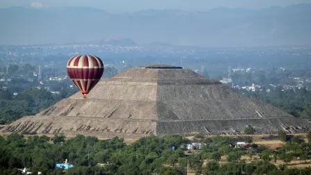 Globo aerostático sobrevolando Teotihuacan.
