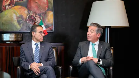Alejandro Valenzuela, presidente del Consejo de Administración de Banco Azteca, y Tonatiuh Rodríguez, director general de Banco Azteca.