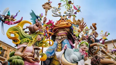 La Fallas de Valencia son una tradicional fiesta declarada Patrimonio Cultural Inmaterial de la Humanidad por la UNESCO.