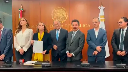 La iniciativa del "Plan B" de reforma electoral de la presidenta Claudia Sheinbaum fue entregado por Juan Ramiro Robledo a la presidenta del Senado de la República, Laura Itzel Castillo.