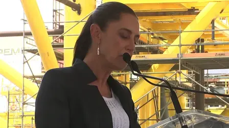 Entre vítores y porras de trabajadores de Pemex, al grito “petroleros presidenta”, la primera mandataria Claudia Sheinbaum expresó su gusto por la presencia del ingeniero Cuauhtémoc Cárdenas.