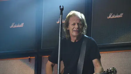 AC/DC informa que Stevie Young fue internado en Argentina tras sentirse mal; el músico está bien y espera retomar conciertos.