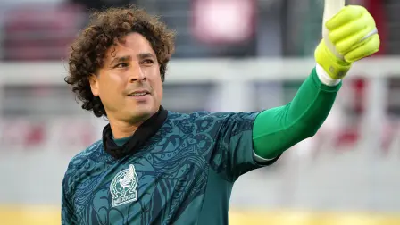 SANTA CLARA, CALIFORNIA - JULY 02: Guillermo Ochoa #13 of Mexico warms up prior to the start of the Concacaf Gold Cup semifinals game against Honduras at Levi's Stadium on July 02, 2025 in Santa Clara, California.   Thearon W. Henderson/Getty Images/AFP (Photo by Thearon W. Henderson / GETTY IMAGES NORTH AMERICA / Getty Images via AFP)