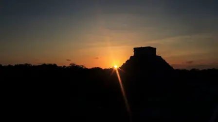 Amanecer en zonas arqueológicas de México.