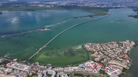 Puente Nichupté en Cancún, Quintana Roo.