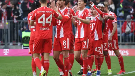El equipo del Bayern de Múnich celebra tras el partido de la Bundesliga.