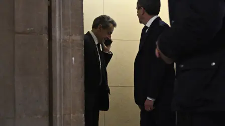 El expresidente francés Nicolas Sarkozy habla por teléfono durante un receso en el marco de su juicio de apelación.