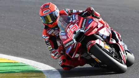 El piloto español de Ducati Lenovo, Marc Márquez, compite durante la carrera al sprint de MotoGP del Gran Premio de Brasil.
