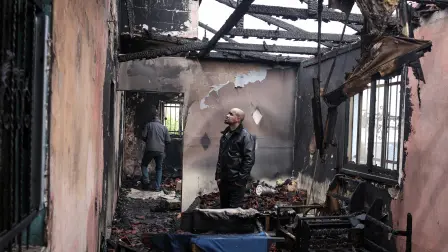 Un palestino inspecciona los restos de su casa.