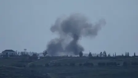 Una fotografía tomada en el distrito libanés de Marjeyoun, al sur del país, muestra el humo que se eleva desde el lugar de un ataque aéreo israelí.