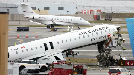 Un CRJ-900 de Air Canada Express que colisionó con un camión de bomberos de la Autoridad Portuaria en el Aeropuerto LaGuardia de Nueva York.
