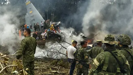 Soldados y rescatistas laboran en el avión tipo Hércules de la Fuerza Aérea de Colombia, el se estrelló durante el despegue en Puerto Leguizamo.