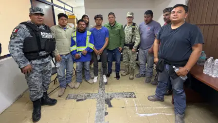 El gobernador Ricardo Gallardo (al centro) se reunió con los trabajadores que estaban desaparecidos desde el 21 de marzo.