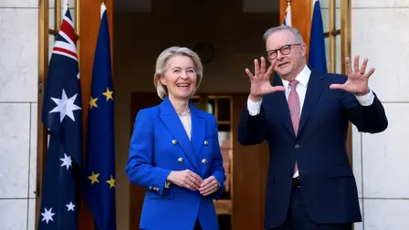 El primer ministro australiano, Anthony Albanese (derecha), da la bienvenida a la presidenta de la Comisión Europea, Ursula von der Leyen.