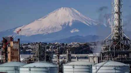 Tanques en una refinería de petróleo con el monte Fuji al fondo, en Yokohama, prefectura de Kanagawa.