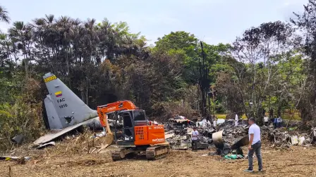 An excavator works at the crash site of the Air Force Hercules aircraft that crashed during takeoff in Puerto Leguizamo, Colombia, near the southern border with Ecuador, on March 24, 2026. The death toll in one of Colombia's worst air accidents in recent history rose to at least 68, an updated tally released on March 24 showed, as the government faulted a "junk" aircraft donated by the United States. (Photo by daniel ortiz / AFP)