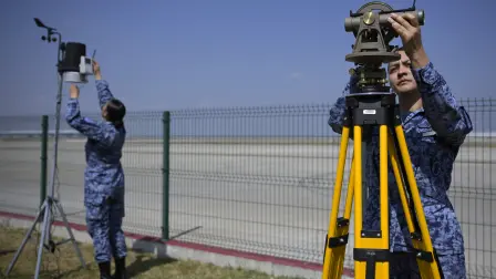 La Fuerza Aérea Mexicana explica cómo funciona el servicio meteorológico utilizando un teodolito para los escuadrones de la Fuerza Aérea Mexicana, en la Base Militar Santa Lucía.