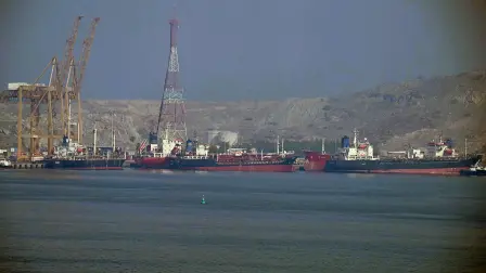 Khor Fakkan, el único puerto natural de aguas profundas de la región y uno de los principales puertos de contenedores del emirato de Sharjah, a lo largo del estrecho de Ormuz.