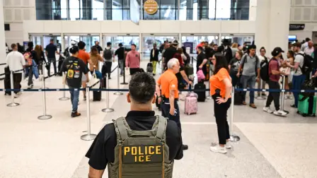 Agentes del ICE en el Aeropuerto Intercontinental George Bush en Houston, Texas.