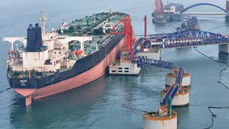 Buque petrolero descargando crudo en un puerto de Yantai, en la provincia oriental china.