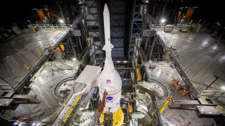 Cohete visto desde arribaVista del sistema de lanzamiento espacial (SLS por sus siglas en inglés), vehículo que lanzará a la nave Orión y a los cuatro astronautas de la misión Artemis II fuera de la Tierra.