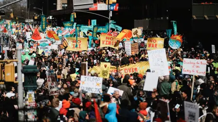 Manifestantes portan pancartas durante una protesta bajo el lema "No Kings" contra las políticas de la administración del presidente Trump.