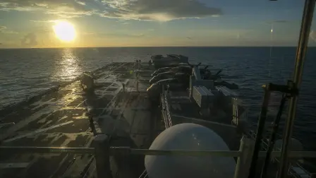 Este portahelicópteros encabeza un grupo naval.