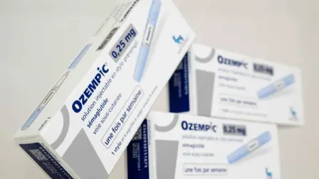 De acuerdo con la autoridad, el producto falsificado, en presentación de 1 mg en pluma precargada, ya fue detectado en el mercado nacional y representa un riesgo directo para la salud, ya que no cumple con los estándares de calidad, seguridad y eficacia. 

Para más información del tema, visita: https://www.eleconomista.com.mx/arteseideas/ozempic-emiten-alerta-mexico-falsificacion-medicamento-bajar-peso-20260329-806366.html

¡Síguenos en nuestras redes sociales para mantenerte informado!

Twitter: https://twitter.com/eleconomista 
Facebook: https://www.facebook.com/ElEconomista.mx
Instagram: https://www.instagram.com/eleconomistamx
LinkedIn: https://www.linkedin.com/company/el-economista/

#ElEconomista #Ozempic