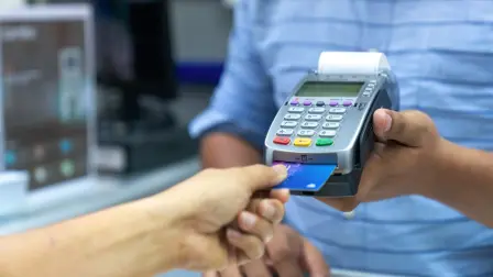 Cerca de 40% de los negocios pequeños acepta pagos con tarjeta de crédito o transferencia, lo cual puede aumentar sus ventas hasta 60%, según la Anpec; usuarios ven con agrado este avance en pagos digitales, pero reconocen que pueden llegar a gastar más que si usan sólo efectivo.