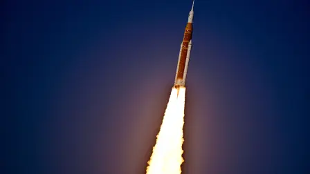 La misión Artemis II de la NASA, cuyo objetivo es sobrevolar la Luna, compuesta por el cohete Space Launch System (SLS) con la cápsula tripulada Orion, asciende tras su despegue desde el Centro Espacial Kennedy en Cabo Cañaveral, Florida.