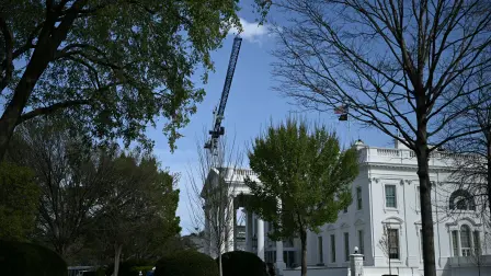Una grúa trabajando en el salón de baile que planeaba construir el presidente Donald Trump se observa en la Casa Blanca, el 31 de marzo de 2026.