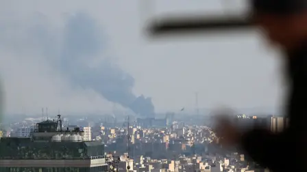 Una columna de humo se levanta tras un ataque en Teherán.