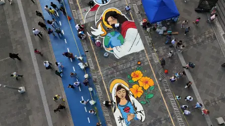 Esta vista aérea muestra una alfombra de sal de más de un kilómetro de longitud, considerada la más grande de Centroamérica.