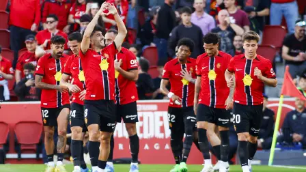 El centrocampista español del Real Mallorca, Manu Morlanes, celebra con sus compañeros el primer gol.
