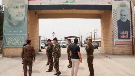 Fuerzas de seguridad iraquíes permanecen en el cruce fronterizo de Shalamcheh con Irán después de que Irak cerrara el paso.