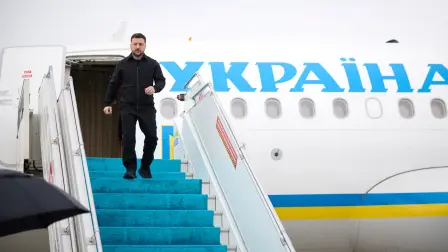El presidente ucraniano Volodymyr Zelensky desembarcando de su avión a su llegada a Estambul.