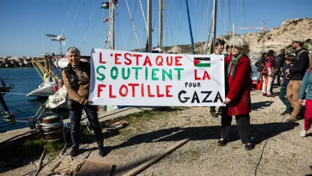 Activistas sostienen una pancarta con el lema "L'Estaque apoya la flotilla a Gaza" en L'Estaque, parte del puerto de Marsella.