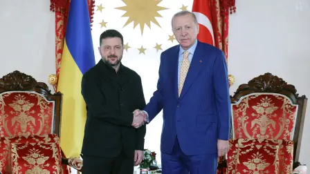 El presidente de Turquía, Tayyip Erdogan, y el presidente de Ucrania, Volodymyr Zelenski , se dan la mano durante su encuentro en Estambul.