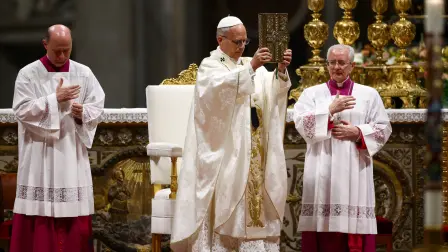 El papa León XIV preside la Vigilia Pascual en la Basílica de San Pedro, en el Vaticano.