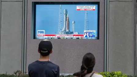 La nave Orion viaja alrededor de la Luna para llevar a cabo un sobrevuelo histórico, durante el cual dedicarán más de seis horas a analizar y documentar las características de la superficie lunar.