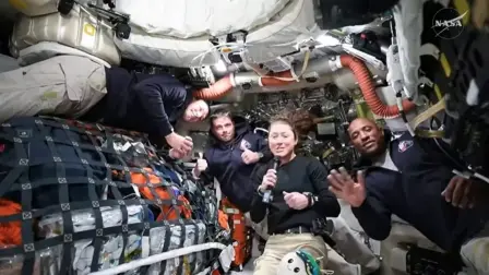 Los miembros de la tripulación de la misión Artemis II de la NASA, Jeremy Hansen, Reid Wiseman, Christina Koch y Victor Glover, respondieron a las preguntas de los periodistas durante la primera transmisión de datos de su misión, el 2 de abril de 2026.
